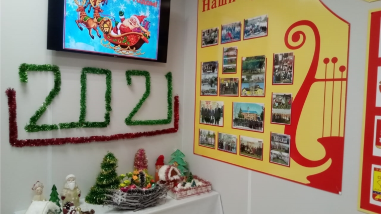 В предвкушении Нового года работники Тоскаевского МКЦД наряжают ёлку