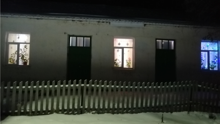 Андрюшевском сельском клубе украсили окна к Новому году.