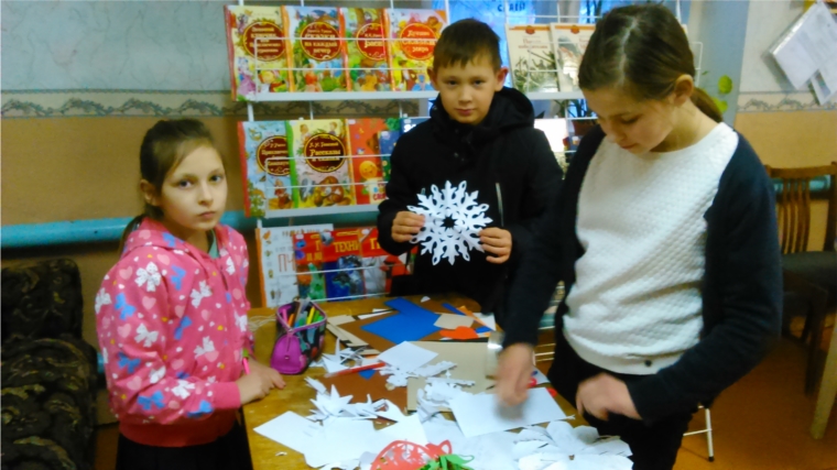 Мастер-класс в Ильинской сельской библиотеке «Звезды, шарики, хлопушки»
