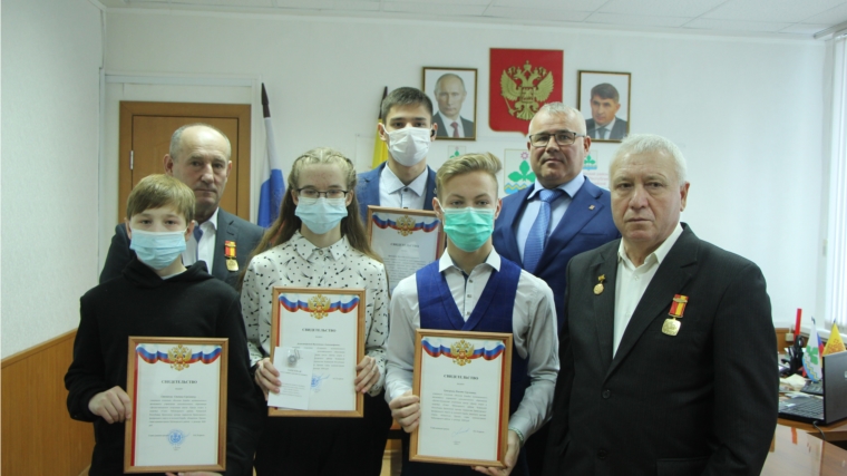 Учащимся образовательных учреждений Чебоксарского района вручены премии главы администрации