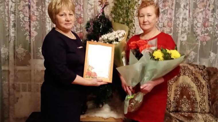 Жительница п. Покровское принимает поздравления