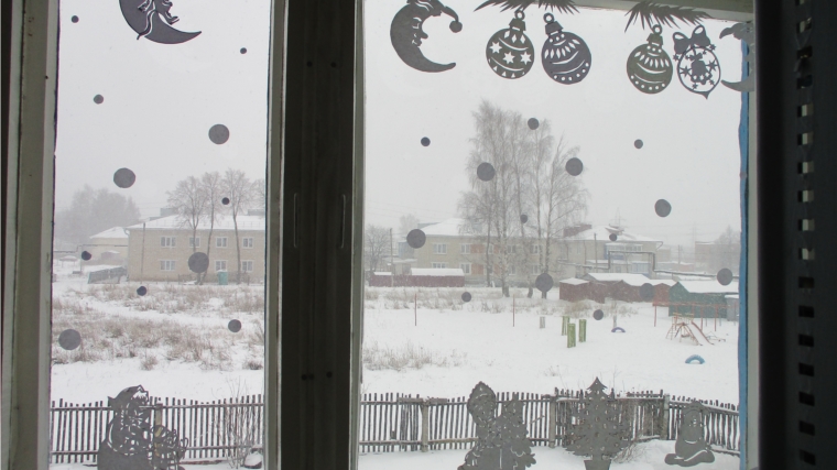 Новогодние фантазии снежинок на окнах Тюрлеминской сельской библиотеки