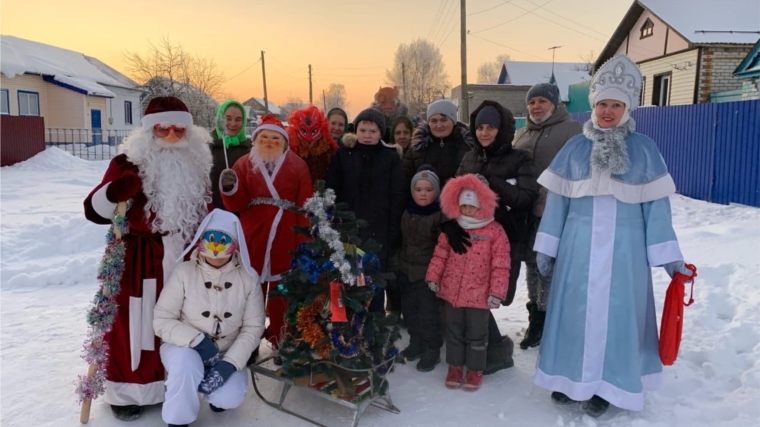 В рамках акции «Елки Арт Праздник в каждом дворе» коллектив Новоизамбаевского СДК поздравил односельчан.