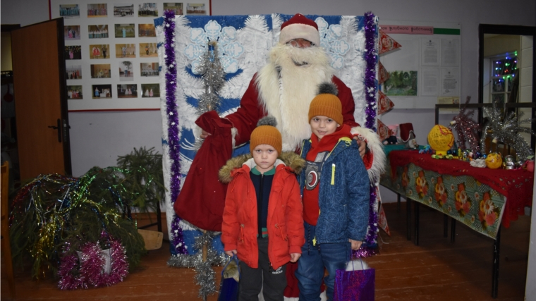 Калининский Дед Мороз поздравляет малышей