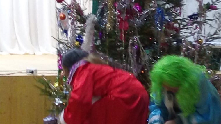 30 декабря в Ефремкасинском СДК показали новогоднее представление «Возле ёлки хоровод и танцует и поёт»
