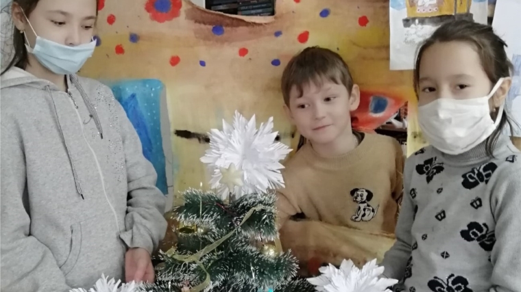 Мероприятия “В канун Нового года и Рождества” прошли в Шомиковской сельской библиотеке.