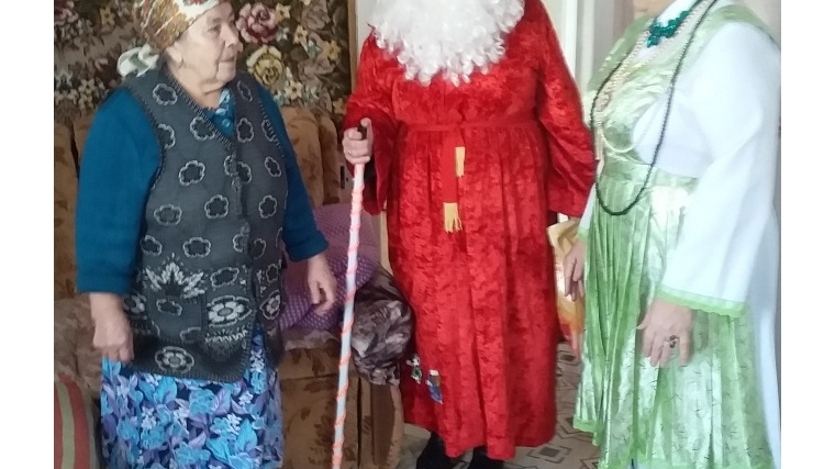 Работники Ходарского СДК в предновогодние праздники не оставили без внимания пожилых людей