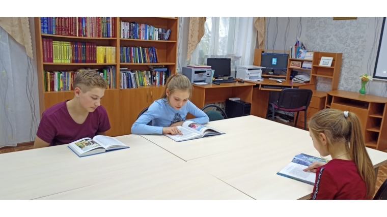 В Юськасинской библиотеке для активных читателей прошел литературный час «Свет Рождественской звезды»