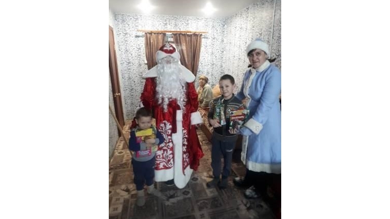 Вести поселений: Дед Мороз и Снегурочка поздравили детей из семьи, попавшей в трудную жизненную ситуацию