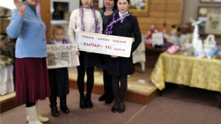 Поздравление с юбилеем родной газеты в Сосновской сельской библиотеке.