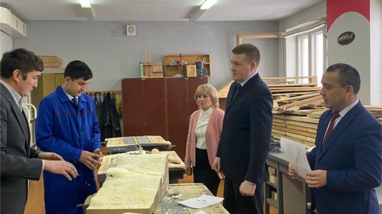 Глава администрации района Владимир Михайлов посетил Янтиковскую школу