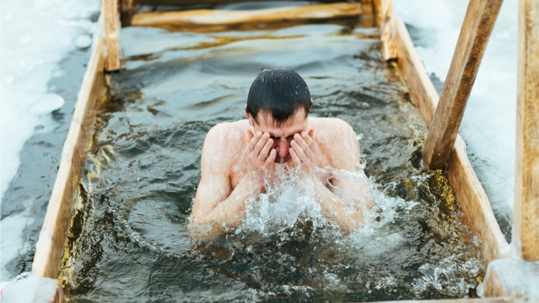 Правила купания (омовения) в проруби накануне и в день Крещения Господня