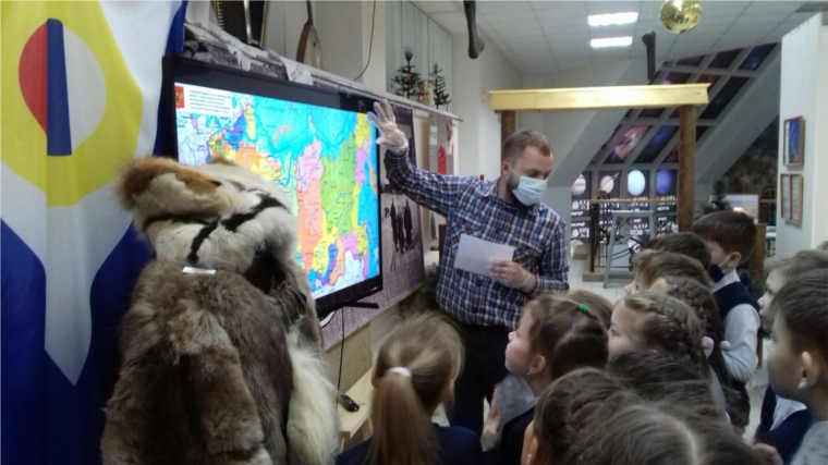 Школьники из 8 школы посетили выставку «Чукотка – территория открытий» в рамках культурно – просветительской программы «Мы в музей».