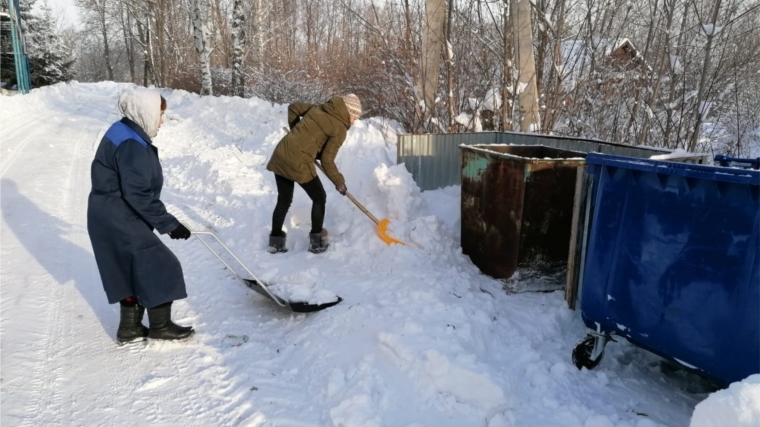Жители поселения очистили подъезды к мусорным контейнерам от снега