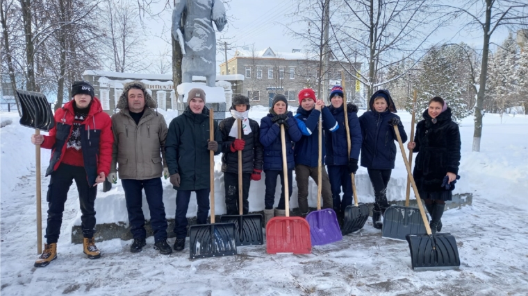 Волонтеры очистили мемориал от снега