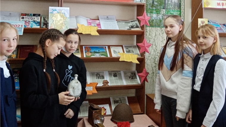 Книжная выставка «Сурский рубеж: незабываемый подвиг» в Новояхакасинской сельской библиотеке