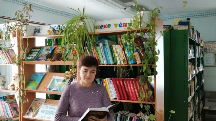 Выставка одной книги "Куда пойти учиться и кем стать?" в Кукшумской сельской библиотеке