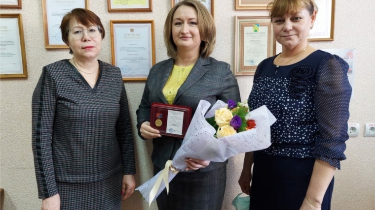Поздравляем Елену Михайловну Шашкарову, директора Новочебоксарского Центра соцобслуживания населения с заслуженной наградой!