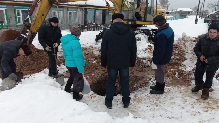 В деревне Шумерля устранили прорыв на магистрали холодного водоснабжения