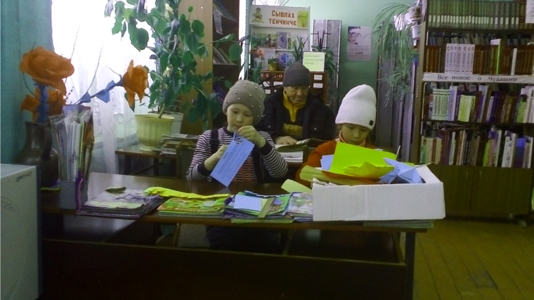 Мастер — класс «Букетик для мамы» в Сендимиркинской сельской библиотеке
