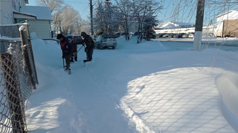 В п. Вурнары продолжается расчистка тротуаров от снега.