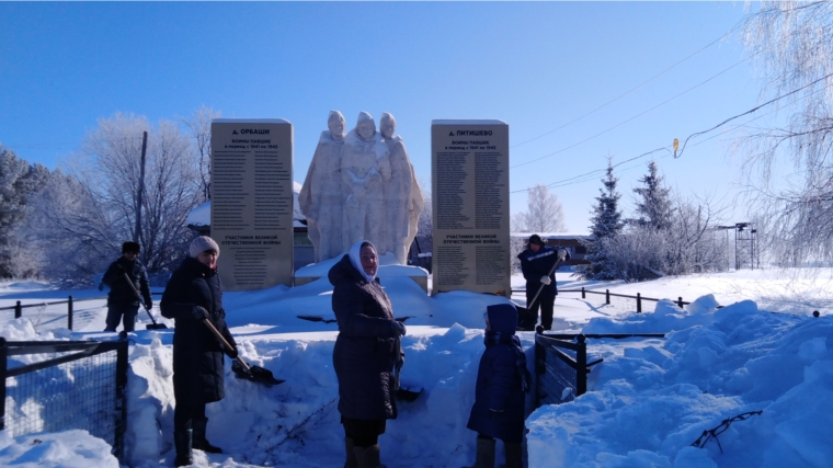 Памятник воинам очистили от снега волонтёры Питишевского сельского поселения