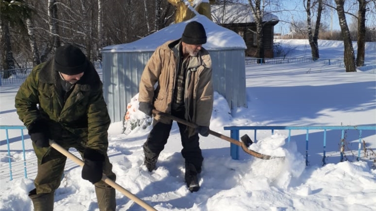 В Никулинском сельском поселении была произведена расчистка снега у памятника Неизвестному солдату.