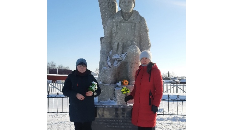 Возложение цветов возле памятника в честь уроженца села Ухманы Петрова Алексея Валериевича