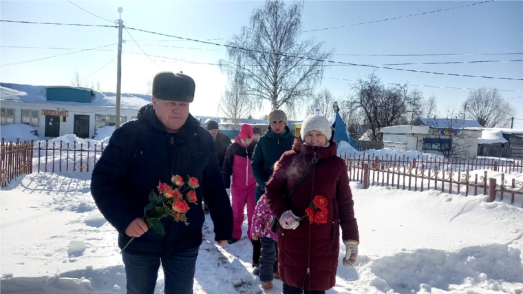 Возложение цветов к памятнику на 23 февраля
