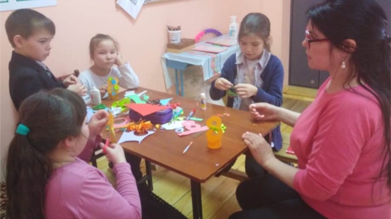 В Большекарачкинском CК открылась творческая мастерская «Подарок для мамочки»