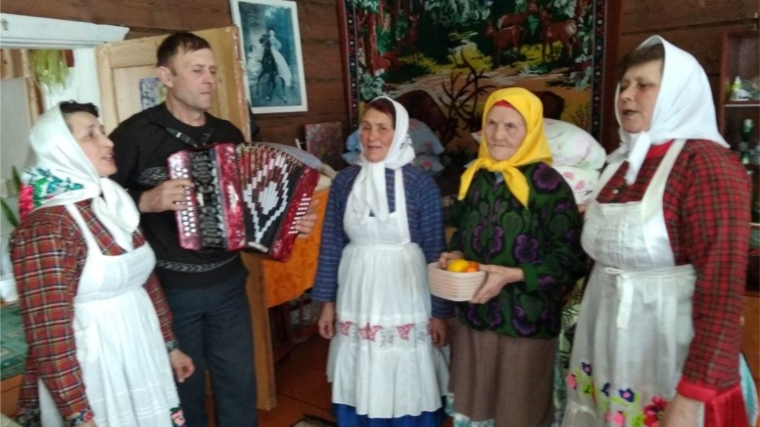 Альбусь-Сюрбеевская сельская библиотека приняла участие в праздничном поздравлении «Примите наши поздравления»