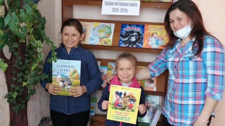 Малояушская сельская библиотека присоединилась к фестивалю-конкурсу, организовав книжную выставку «Литературная Чувашия»