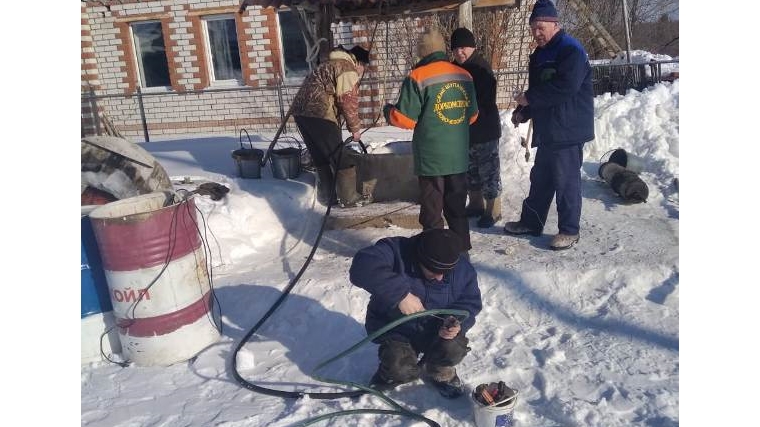 Жители деревни Дубовка очистили уличный колодец