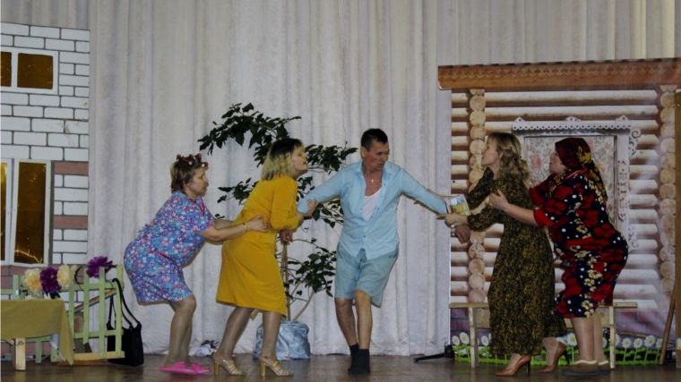 На сцене Малокармалинского ЦСДК состоялась премьера спектакля по пьесе Н. Угарина «Савна кин»