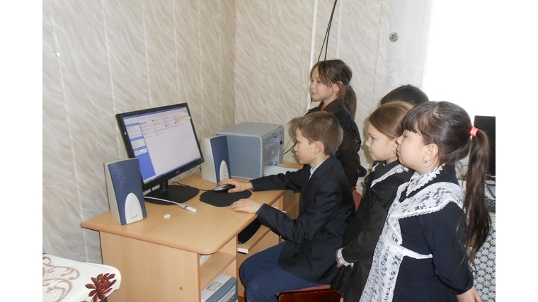 В читальном зале Большевыльской сельской библиотеки провели виртуальную экскурсию «Чăваш енěн çыруллă культури».