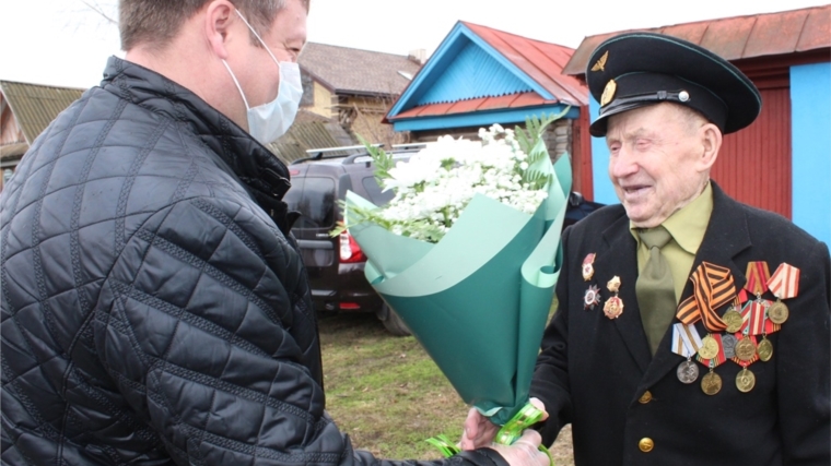 Ветераны Великой Отечественной войны Урмарского района продолжают принимать поздравления с Днем Победы