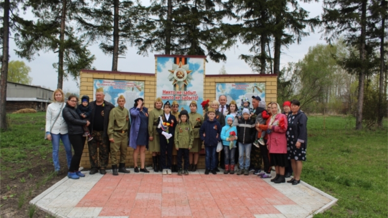 Возложение венков к памятнику воинам, погибшим в Великой Отечественной войне в д.Елмачи