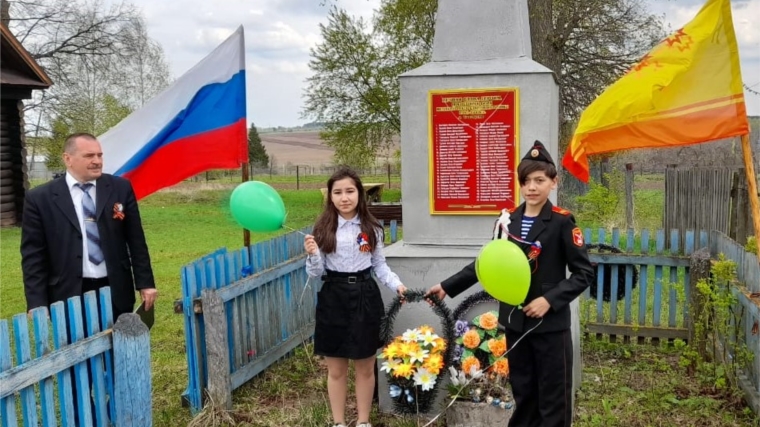 Торжественный митинг у памятника павшим в Великой Отечественной войне в деревне Тинсарино