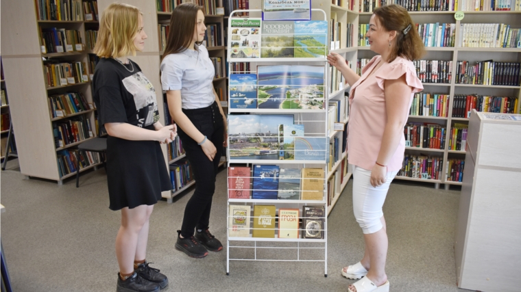 В Межпоселенческой центральной библиотеке провели обзор книжной выставки «О, Волга! Колыбель моя»