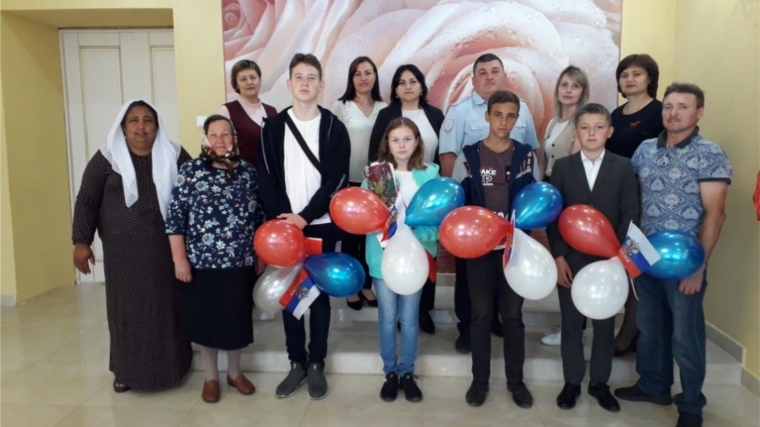 Состоялось торжественное вручение паспортов юным жителям Комсомольского района, приуроченное ко Дню России