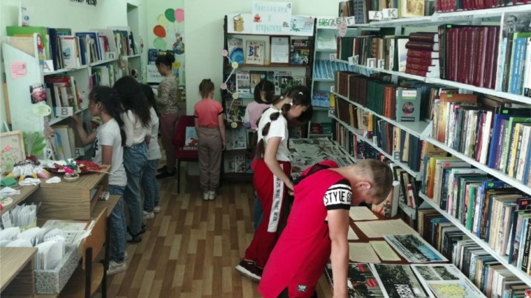 Воспитанники пришкольного оздоровительного лагеря «Солнышко» при МАОУ «Токаевская СОШ» села Токаево совершили экскурсию в библиотеку