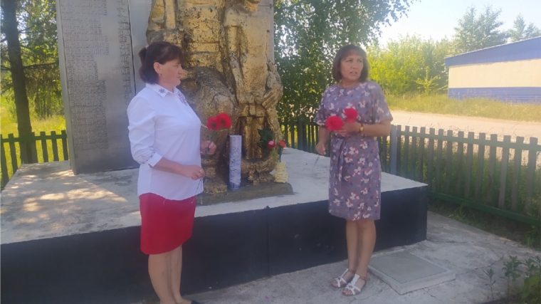 В День памяти и скорби возложили цветы к памятнику Победы