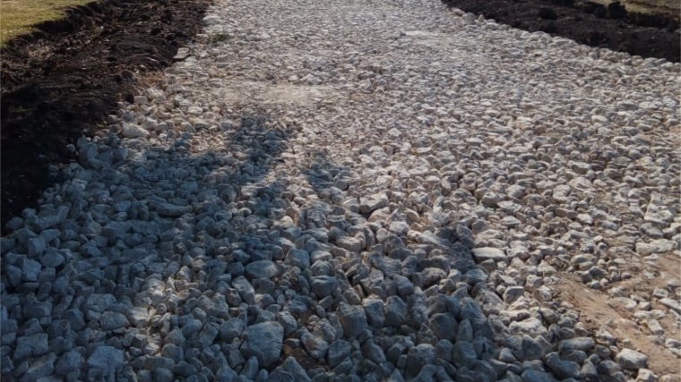 В Ойкас-Кибекском сельском поселении в деревне Ойкас-Кибеки ремонтируются грунтовые дороги