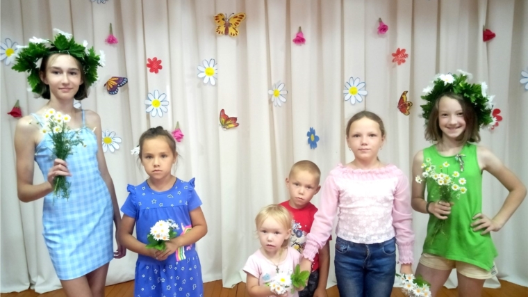 В Чутеевской библиотеке провели конкурсно - игровую программу «Ромашка – мой любимый цветок»