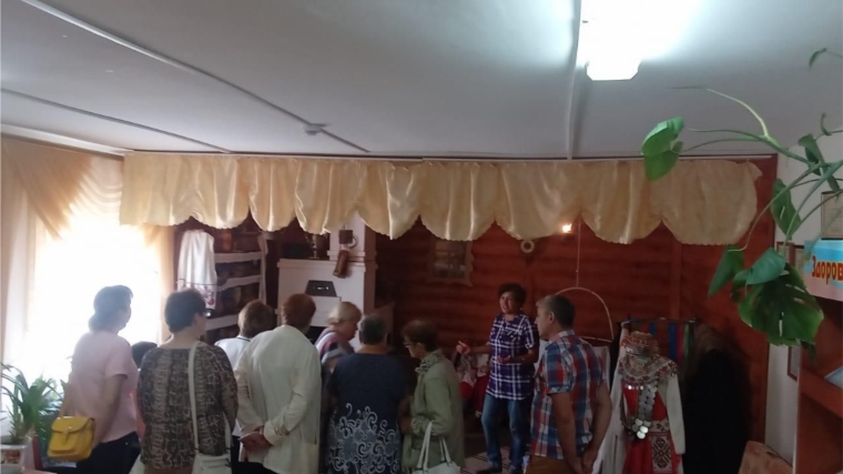 Шумерлинскую сельскую библиотеку посетили ветераны Шумерлинского КЦСОН