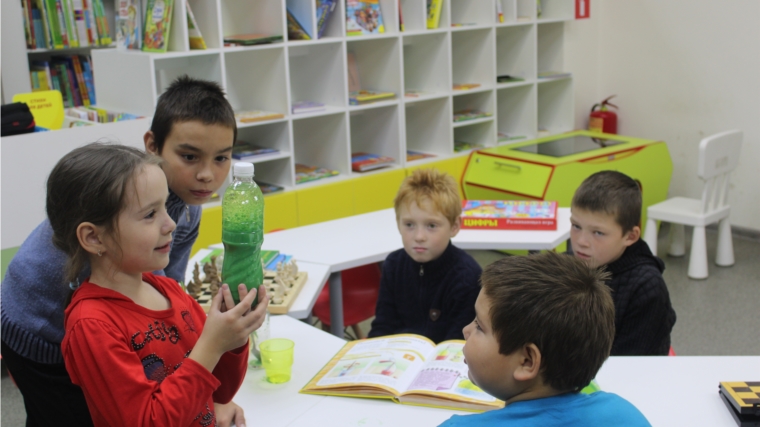 «Библиотечная лаборатория»: занимательные опыты для детей в Атлашевской библиотеке