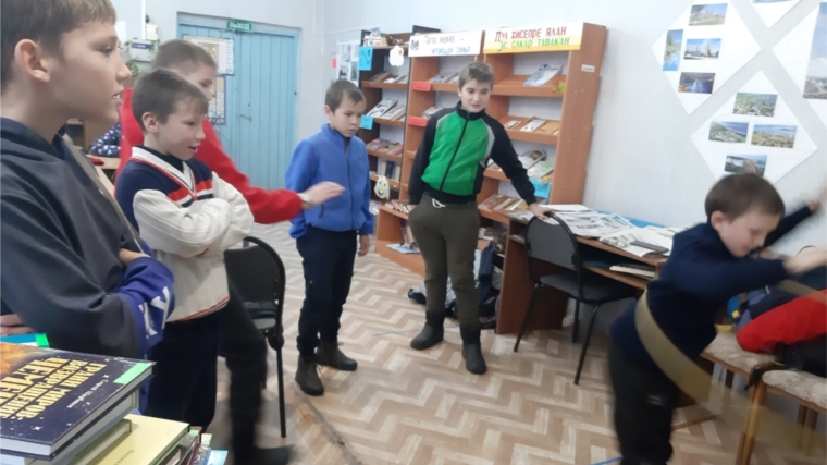 В Шумшевашской библиотеке со школьниками провели беседу «Ради светлого будущего» и познакомились с памяткой «Сообщи, где торгуют смертью»
