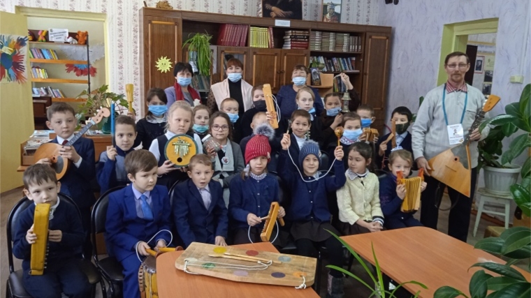 . С 11 по 15 ноября в Большеабакасинской сельской библиотеке проходит кольцевая выставка чувашских народных музыкальных инструментов «Мир, поющий и звенящий»