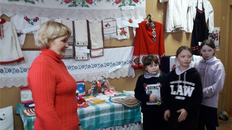 Заведующая Таутовского СДК провела час истории "Чувашская вышивка "