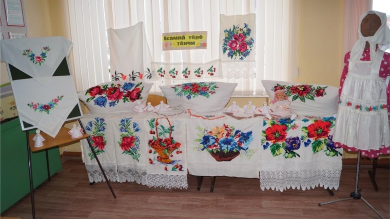 Выставка «Асамлǎ тӗрӗ тӗнчи», которая посвящена Дню чувашской вышивки